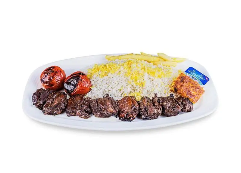 یک پرس کباب لذیذ از تهیه غذا و کترینگ پارسیا شامل کباب گوشت، برنج زعفرانی، گوجه کبابی و سیب زمینی سرخ کرده با کره، غذای اصیل ایرانی.