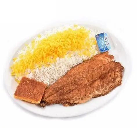 چلو ماهی قزل آلا سرخ شده با ته دیگ طلایی و برنج اعلای زعفرانی. تهیه غذا و کترینگ پارسیا، مناسب سفارش غذای شرکتی و سازمانی.