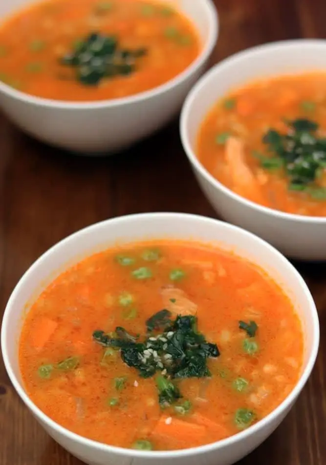 سه کاسه سوپ گرم و خوشرنگ با سبزیجات تازه مانند هویج و نخود فرنگی، انتخابی مقوی از منوی تهیه غذا و کترینگ پارسیا.