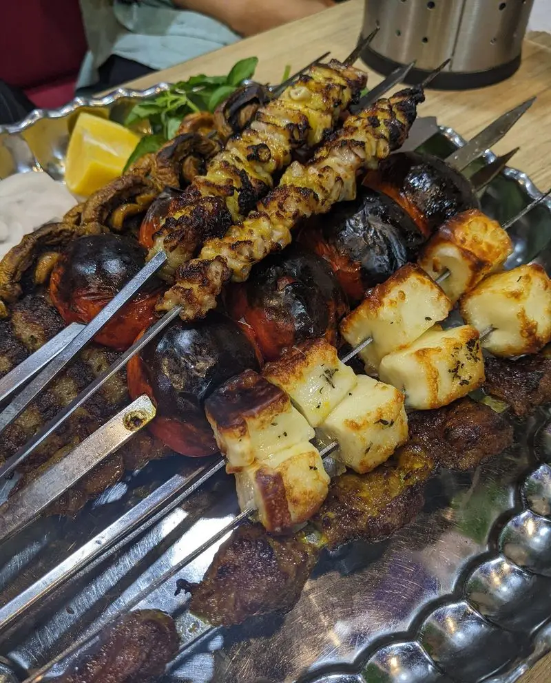 یک بشقاب بزرگ و اشتهابرانگیز کباب‌های جگرسرای خندان: جوجه، کوبیده، پنیر هالومی کبابی، گوجه، قارچ و سبزیجات.