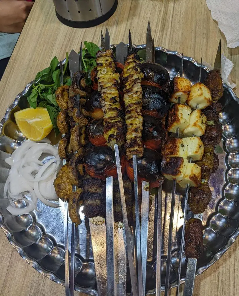 سینی اشتهاآور کباب‌های اصیل ایرانی جگرسراي خندان: جوجه، کوبیده، قارچ و گوجه کبابی همراه با پنیر و مخلفات تازه.