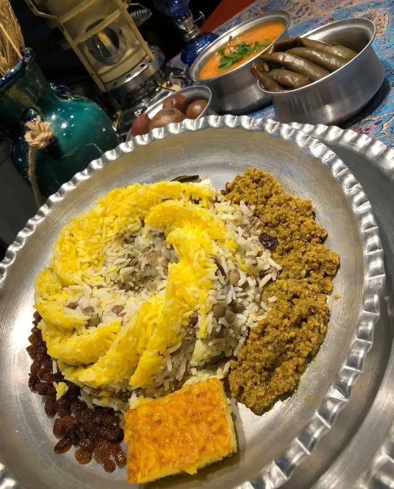 غذای سنتی و خوشمزه رستوران مهدی شامل عدس پلو، خورش قیمه، کشمش و ته دیگ، تجربه‌ای اصیل از طعم ایرانی.