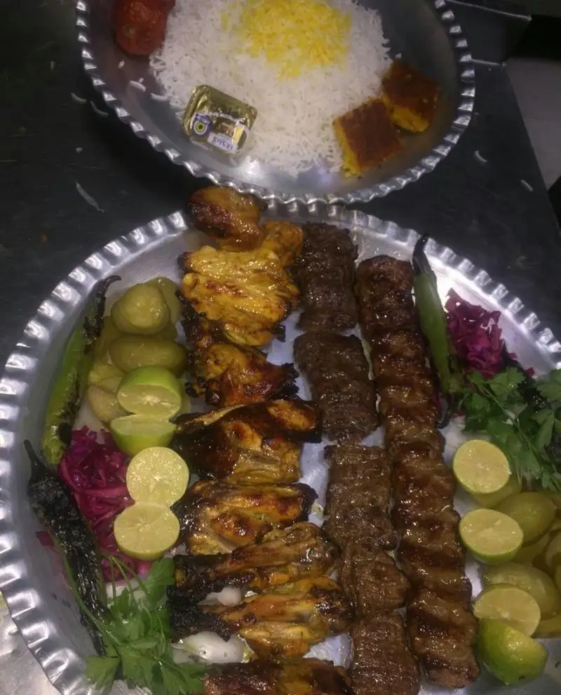 عکس سینی بزرگ کباب میکس رستوران مهدی شامل کوبیده، جوجه و چلو زعفرانی، ترشی، گوجه و سبزیجات. غذای لذیذ ایرانی.