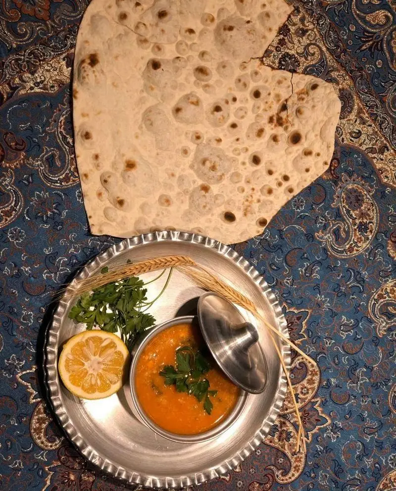 طعم اصیل غذای ایرانی را در رستوران مهدی تجربه کنید. نان تازه، آش سنتی، لیمو و سبزی تازه. غذایی سالم و دلپذیر.