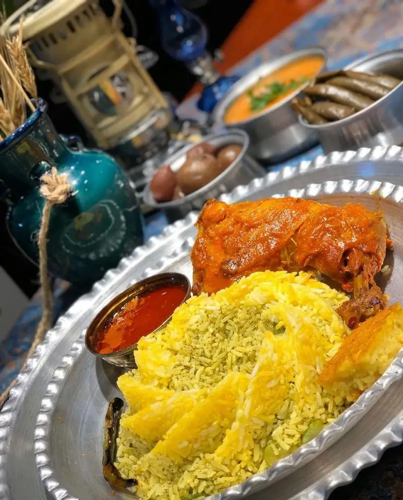 غذای لذیذ چلو مرغ و باقالی پلو با ته دیگ ترد، دلمه برگ مو، سوپ و مخلفات سنتی در محیط دلنشین رستوران مهدی.