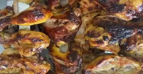 تصویری از مرغ بریان و جوجه کباب طلایی و لذیذ رستوران مهدی، بهترین گزینه برای یک غذای خوشمزه و باکیفیت ایرانی.