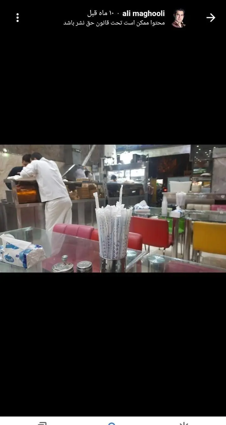 فضای داخلی کبابی لوکس نوروزی، با میزهای شیشه‌ای، صندلی‌های رنگارنگ، استراو و دستمال روی میز. آشپزها مشغول آماده‌سازی کباب.