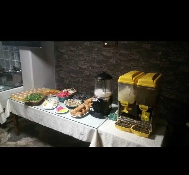 بوفه پربار و رنگارنگ کافه رستوران کوهسار شامل انواع خوراکی‌های لذیذ، دسرها و نوشیدنی‌های خنک برای پذیرایی ویژه.