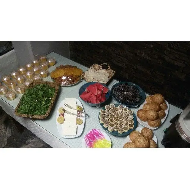 سفره صبحانه مفصل و لذیذ کافه رستوران کوهسار شامل سبزی، نان، پنیر، میوه، دسر و غذاهای سنتی ایرانی آماده پذیرایی از مهمانان.