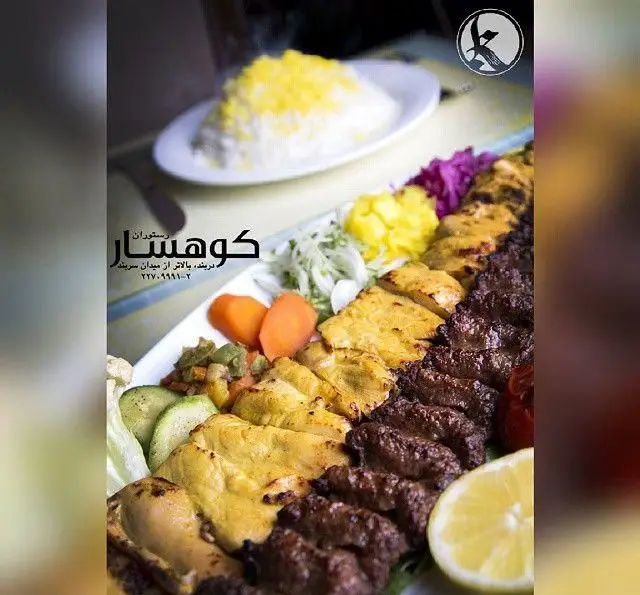 سفره رنگین کافه رستوران کوهسار دربند شامل انواع کباب کوبیده و جوجه به همراه پلو و مخلفات لذیذ، غذای اصیل ایرانی.