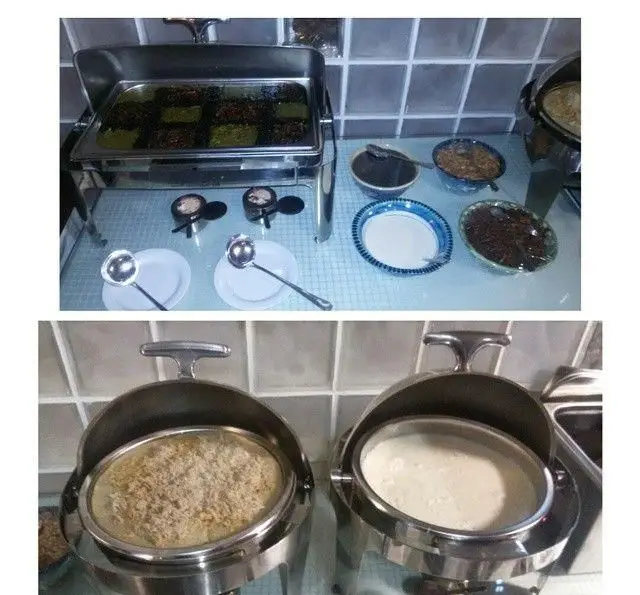 بوفه متنوع دسر و شیرینی‌های کافه رستوران کوهسار با انواع مخلفات، پودینگ‌های گرم و دسرهای خوشمزه و خاص.