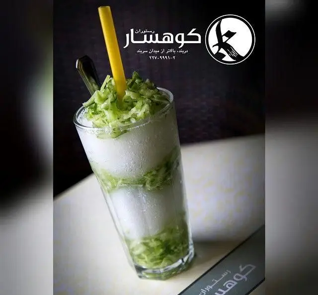 لیوان بلند نوشیدنی خنک و تازه خیار از کافه رستوران کوهسار دربند تهران، عالی برای رفع عطش در گرمای تابستان با طعمی خاص و لذیذ.