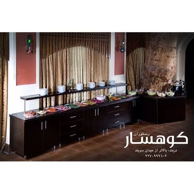 میز بوفه سلف سرویس مجلل کافه رستوران کوهسار در دربند، با تنوعی از سالاد، پیش غذا و دسر. تجربه ای خوشایند از پذیرایی