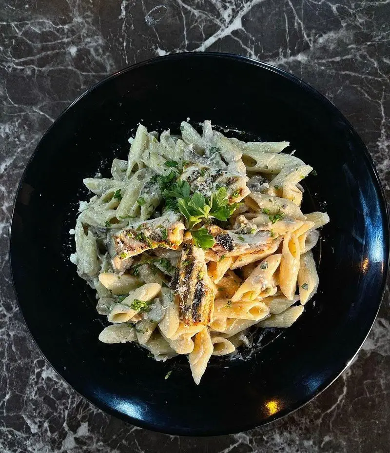 تصویر پاستا پنه خوشمزه با مرغ گریل و سس آلفردو خامه ای، غذایی دلچسب از منوی باغ رستوران طبیعت. مناسب برای ناهار و شام.