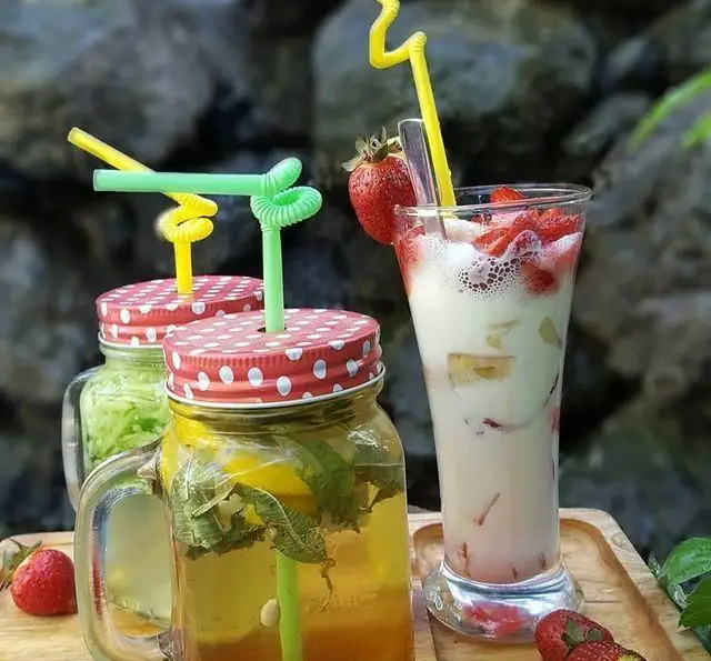 نوشیدنی‌های خنک و تازه: شیک توت فرنگی، موهیتو و دمنوش میوه‌ای در فضای دلنشین باغ رستوران طبیعت برای آرامش شما.