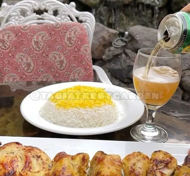 باغ رستوران طبیعت: لذت چشیدن غذای اصیل ایرانی، از جمله جوجه کباب و برنج زعفرانی، به همراه نوشیدنی خنک در فضای دلنشین و سرسبز باغ.