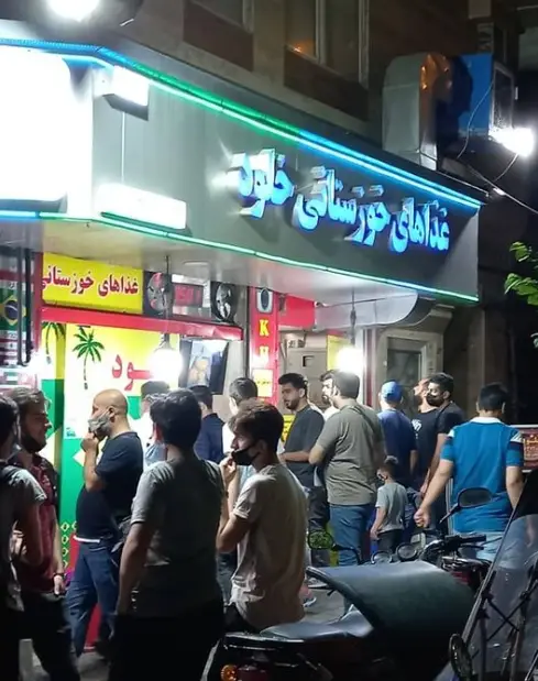 تصویر شبانه از نمای بیرونی ساندویچی خلود در اهواز، ارائه دهنده غذاهای اصیل خوزستانی و فست فود، با استقبال پرشور مشتریان.