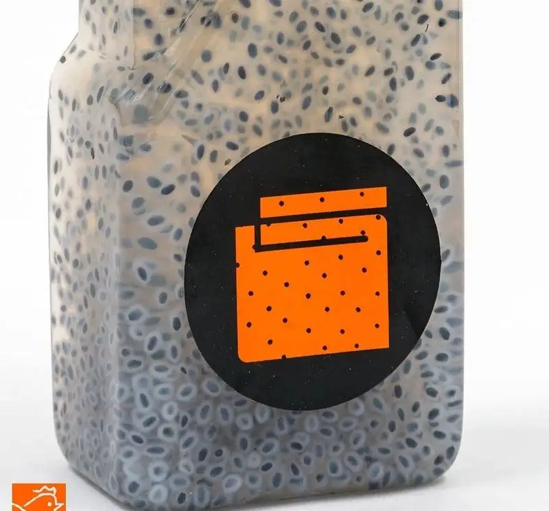 بطری شفاف نوشیدنی خنک تخم شربتی یا چیا، با لوگو جذاب برند مرغ سوخاری کابوکی، تجربه‌ای گوارا در کنار غذای شما.