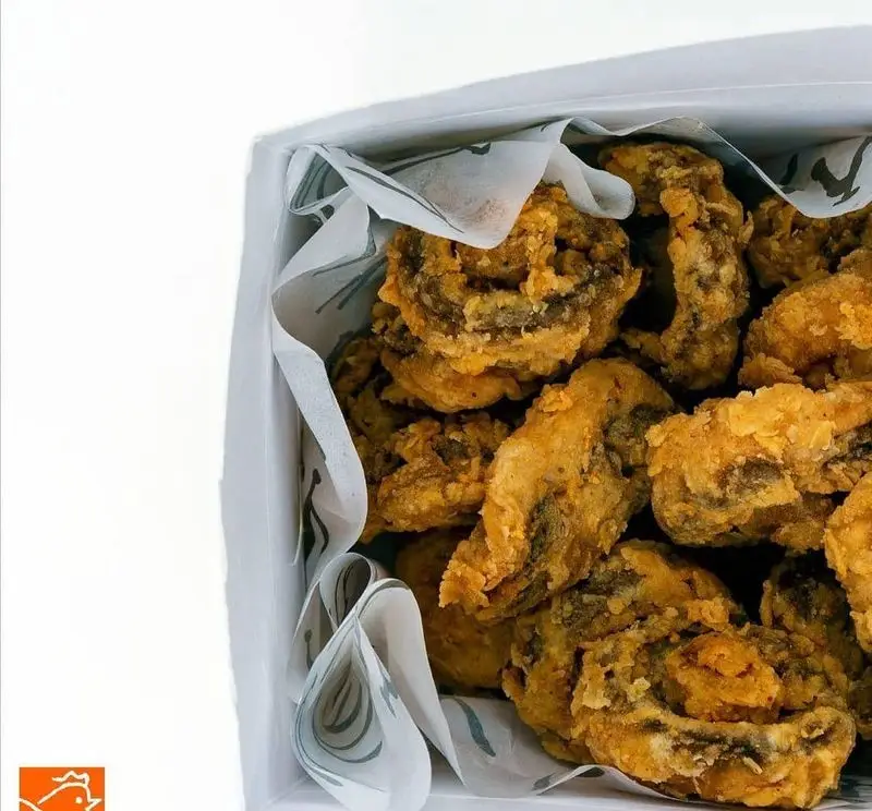 جعبه‌ای پر از مرغ سوخاری کابوکی با بافتی ترد و رنگی طلایی، آماده برای تجربه یک طعم لذیذ و دلنشین.