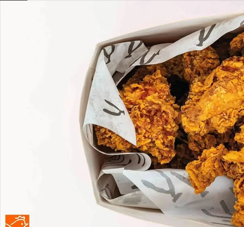 سفارش آنلاین مرغ سوخاری کابوکی: تکه‌های ترد و خوش‌طعم مرغ سوخاری داخل جعبه، مناسب دورهمی‌ها و وعده‌های غذایی خانوادگی.