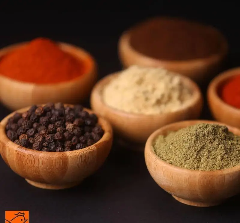 انواع ادویه جات تازه و خوش عطر کابوکی شامل فلفل سیاه، پاپریکا و ادویه مرغ مخصوص برای طعم‌دهی بی‌نظیر مرغ سوخاری.