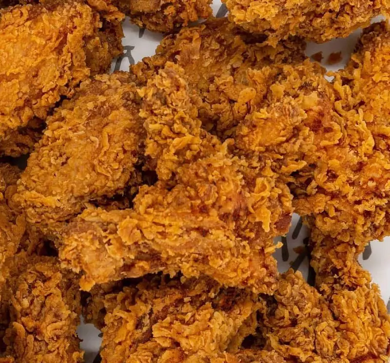 تصویر جذاب از تکه‌های ترد و طلایی مرغ سوخاری برند کابوکی. ایده‌آل برای سفارش آنلاین و تجربه‌ای متفاوت از طعم واقعی.