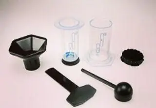 نمایی از تمامی قطعات و لوازم جانبی قهوه ساز ایروپرس برند قهوه ساوا، ابزاری عالی برای دم آوری قهوه تخصصی و سریع در خانه.