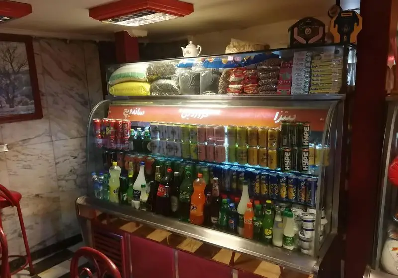 یخچال ویترینی پیتزا فروردین، مملو از نوشیدنی‌های خنک، ساندویچ و تنقلات متنوع برای مشتریان گرامی.