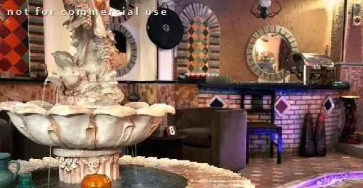 فضای داخلی سفره خانه مروارید: حوض و فواره سنگی زیبا، دکوراسیون سنتی و اصیل ایرانی، و محیطی دلنشین برای تجربه طعم‌های بی‌نظیر.