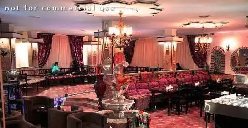 تصویری از فضای داخلی سفره خانه و رستوران سنتی مروارید، با دکوراسیون زیبای ایرانی، تخت‌های چوبی، میز و صندلی، محیطی گرم و دلنشین برای مهمانان.