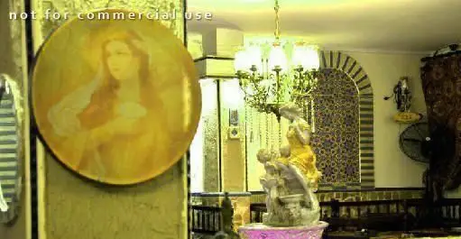 دکوراسیون داخلی سنتی سفره خانه مروارید با مجسمه کلاسیک، لوستر آویز، تابلوی پرتره و معماری زیبای طاق‌دار