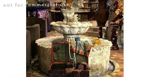 دکوراسیون داخلی چشم‌نواز سفره خانه مروارید: حوض سنگی با فواره، صندوقچه پر از گنج و مروارید، و تزئینات سنتی ایرانی در فضایی دلنشین و خاص.