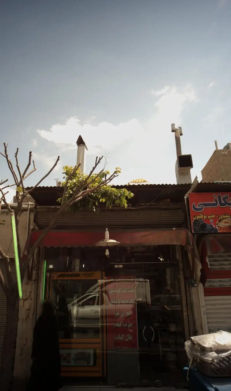 نمای بیرونی جگر سرای برادران نجفی، ارائه‌دهنده انواع کباب، جگر، دل، قلوه و حلیم بوقلمون. یک رستوران محبوب برای غذای سنتی.