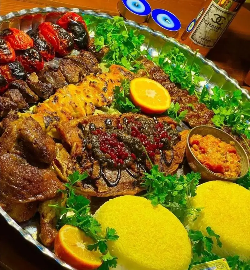 مجلل‌ترین سینی غذای ایرانی از پیتزا میخوش: کباب، پلو زعفرانی، خورشت اردک، میرزاقاسمی و مخلفات. طعم اصیل و کیفیت برتر.