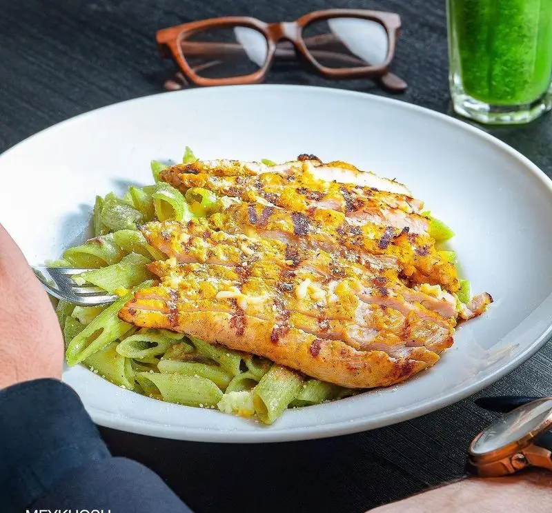 پاستا پنه سبز با سس پستو، فیله مرغ گریل‌شده طلایی و پنیر پارمزان، انتخابی سالم از منوی متنوع پیتزا میخوش.