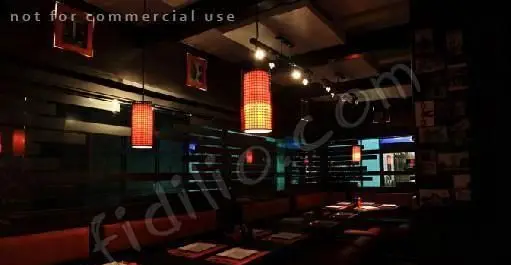 فضای داخلی دنج و مدرن رستوران برگر پونتو با نورپردازی گرم، میز و صندلیهای راحت و دکوراسیون جذاب برای تجربه غذایی دلپذیر.