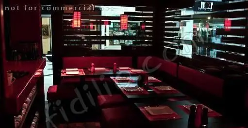 تصویری از فضای داخلی رستوران برگر پونتو، محیطی شیک و مدرن با دکوراسیون چوبی، مبلمان قرمز رنگ و نورپردازی گرم و دلنشین برای صرف غذا.