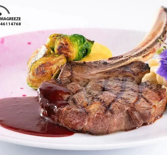 استیک دنده گریل شده با سس قرمز، کلم بروکسل و پوره در کافه رستوران مگریز. تجربه‌ای لذیذ از غذای باکیفیت برای ناهار و شام.