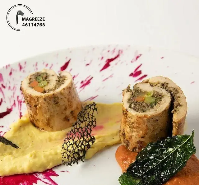 رول مرغ شکم پر مجلسی از کافه رستوران مگریز، همراه با پوره زرد و سس قرمز و دیزاین هنری. تجربه‌ای لذیذ از غذای بین‌المللی.