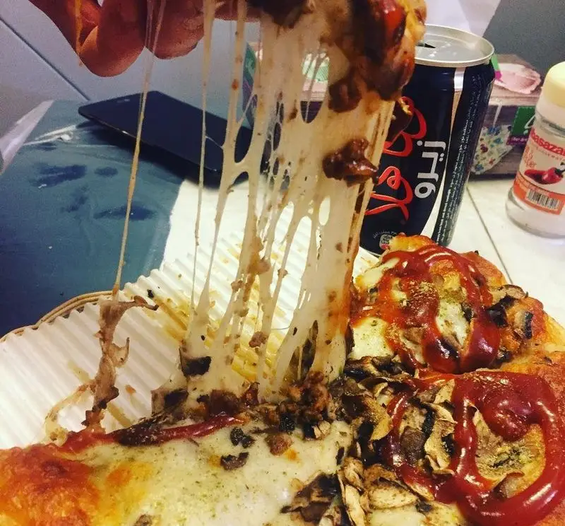 پیتزا پارس، یک برش داغ با پنیر کشسان طلایی، قارچ فراوان، گوشت و سس کچاپ. تصویری هوس‌انگیز از طعم بی‌نظیر.