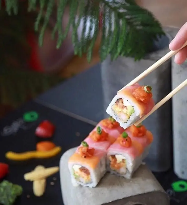 سوشی رول‌های خوشمزه و زیبای واسابی با تزیین منحصر به فرد کدو تنبل. تجربه‌ی طعم فوق‌العاده در رستوران واسابی.