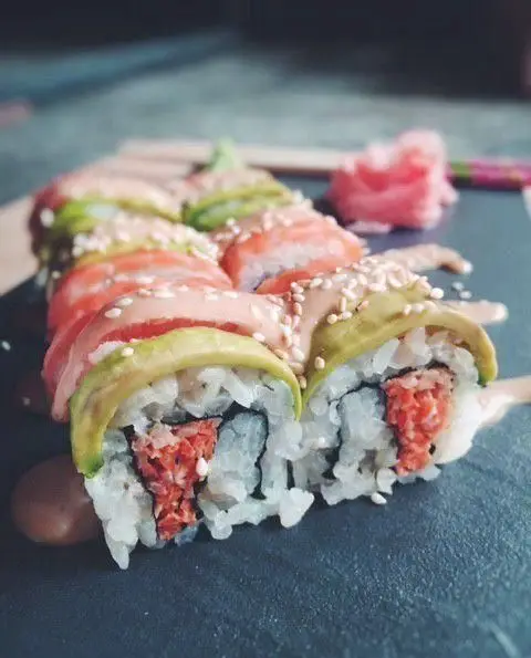 سوشی‌های لذیذ و تازه رستوران واسابی: رول‌های اوراماکی با مغز تند، آووکادو، فیله ماهی سالمون، سس مخصوص و کنجد. غذای ژاپنی عالی.