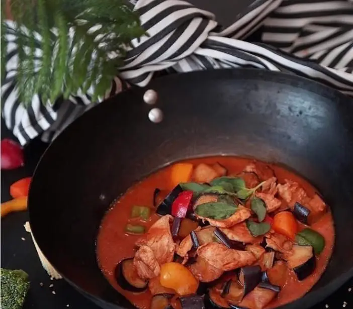 کاری مرغ و بادمجان تایلندی معطر و خوش‌رنگ در ووک، با فلفل‌های دلمه‌ای و سبزیجات تازه، تجربه‌ای لذیذ از رستوران واسابی.