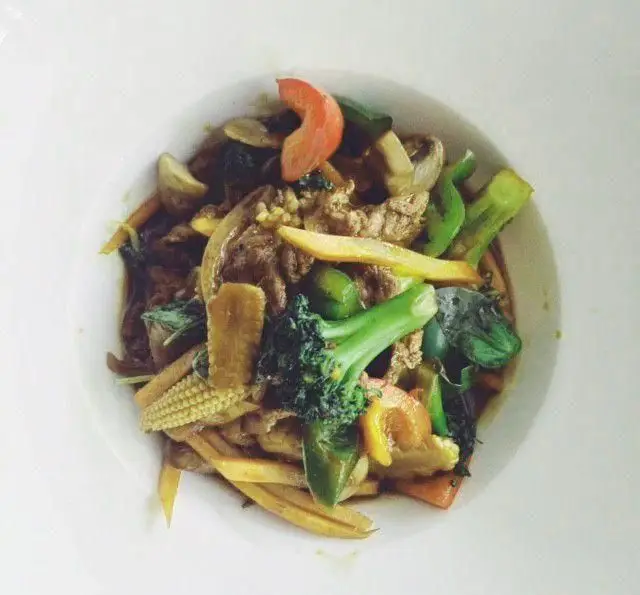 غذای خوشمزه استیر فرای گوشت و سبزیجات شامل بروکلی، فلفل دلمه، بیبی کورن و قارچ در رستوران واسابی، بهترین غذای آسیایی سالم و کامل.