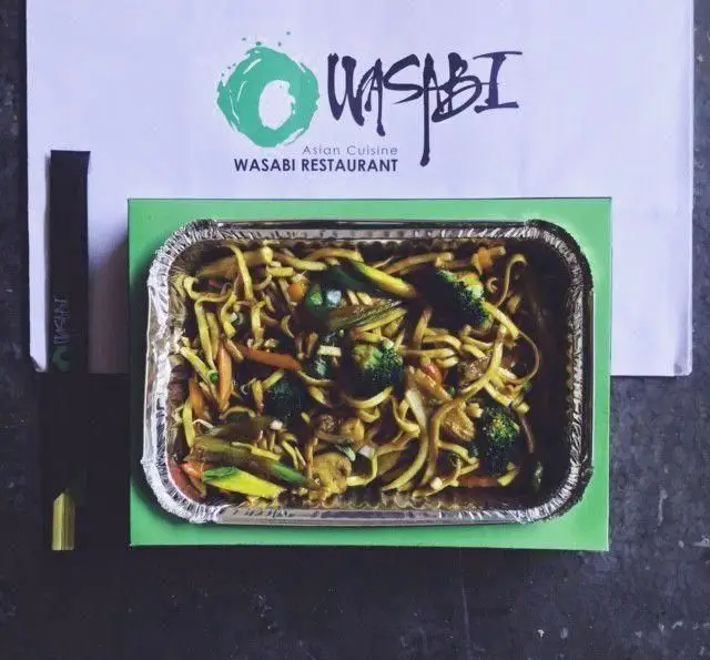 سفارش نودل سبزیجات تازه و لذیذ رستوران واسابی، غذای آسیایی محبوب و سالم برای بیرون بر، با لوگو و چاپستیک Wasabi.
