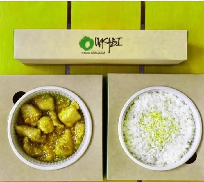 غذای بیرون‌بر رستوران واسابی: بسته‌بندی شیک شامل برنج با تزئین واسابی و مرغ ترد در سس مخصوص کنجدی.