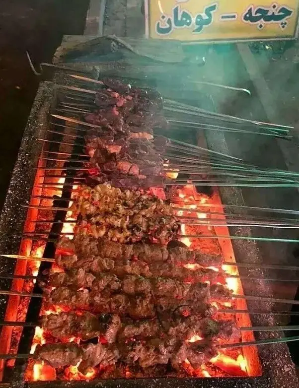 کباب‌های جگرسرای ستارخان: سیخ‌های کباب جگر، چنجه و کوهان با کیفیت عالی روی ذغال داغ در حال کباب شدن. تجربه‌ای بی‌نظیر از طعم.
