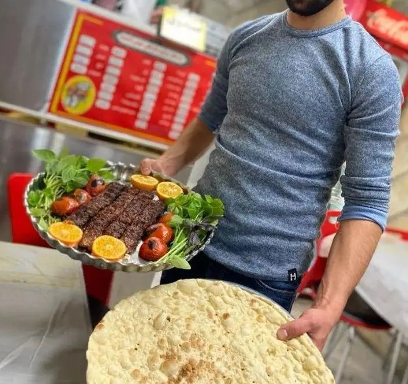 کباب کوبیده لذیذ، گوجه کبابی و نان داغ در جگرسرای ستارخان. طعم بی‌نظیر غذای اصیل و سنتی ایرانی را تجربه کنید.