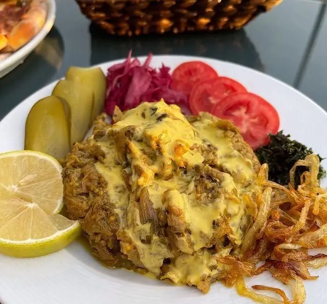 غذای سنتی ایرانی در کافه رستوران دریا باز: خوراک مخصوص با سس زرد، پیاز داغ، ترشی، گوجه و لیمو. تجربه طعم اصیل.