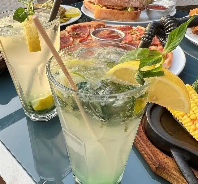 موهیتو و لیمونادهای تازه و خنک در کافه رستوران دریا باز، همراه با پیتزا و برگرهای لذیذ. تجربه‌ای دلنشین و متفاوت.